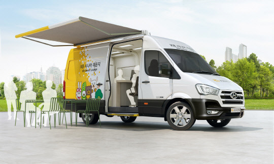 국민은행이 고령층을 위한 찾아가는 은행인 '시니어 라운지'를 추진한다. 국민은행 제공